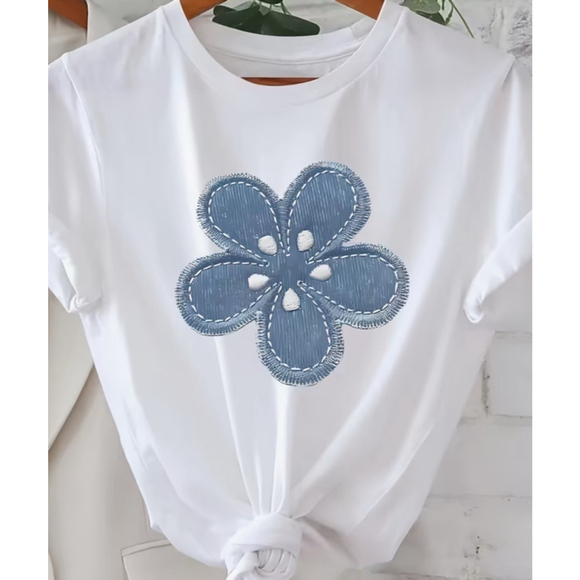 Unbranded Tops - Women's Unbranded T-shirt, Size Unspecified, White with Blue Flower 3x